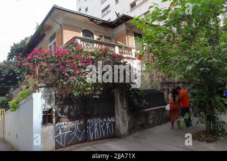 Casa abbandonata e trascurata a San Paolo, Brasile, podcast mulher da casa abandonada Foto Stock