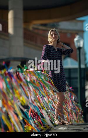 Una donna si erge sul Ponte sopra un canale. Aveiro, Portogallo. Foto Stock