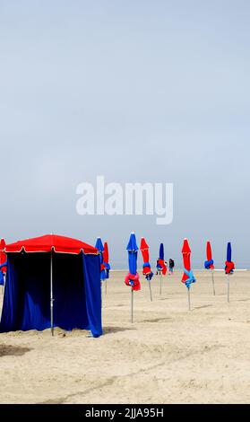 Ombrelloni sulla spiaggia di Deauville Foto Stock