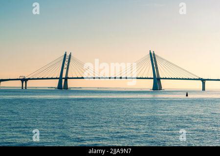 SAN PIETROBURGO, RUSSIA - 30 GIUGNO 2022: Ponte stallato via cavo, la baia Foto Stock