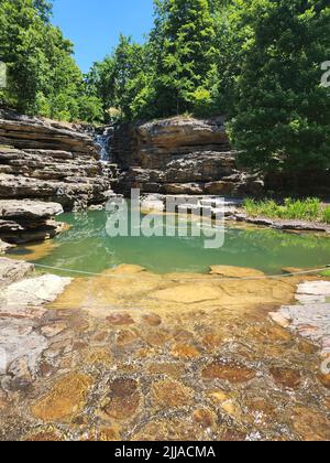 Un colpo verticale del lago di Table Rock negli Ozarks del Missouri sudoccidentale Foto Stock