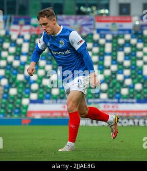 Windsor Park, Belfast, Irlanda del Nord, Regno Unito. 13 luglio 2022. UEFA Champions League primo turno di qualificazione (seconda tappa) – Linfield vs TNS. Calciatore in azione Linfield giocatore di calcio Joel Cooper (9). Foto Stock