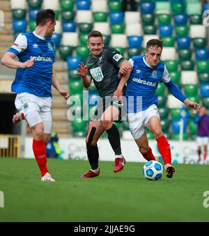 Windsor Park, Belfast, Irlanda del Nord, Regno Unito. 13 luglio 2022. UEFA Champions League primo turno di qualificazione (seconda tappa) – Linfield vs TNS. Calciatore in azione Linfield giocatore di calcio Joel Cooper (9). Foto Stock