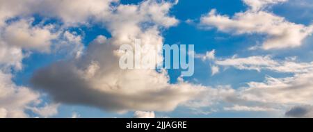 Un'immagine dettagliata di nuvole di Cumulus bianche e soffici impostate su un cielo blu diurno in formato immagine banner Foto Stock