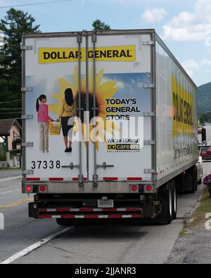 Vista posteriore di un rimorchio per trattori Family Dollar sul lato della strada a Speculator, NY USA Foto Stock