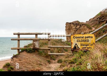 Cartello: Sentiero costiero chiuso - pericolo di cascate di scogliera Foto Stock