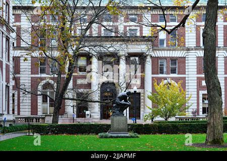 Rodin 'The Thinker' di fronte alla Kent Hall della Columbia University di Manhattan, una replica autorizzata Foto Stock