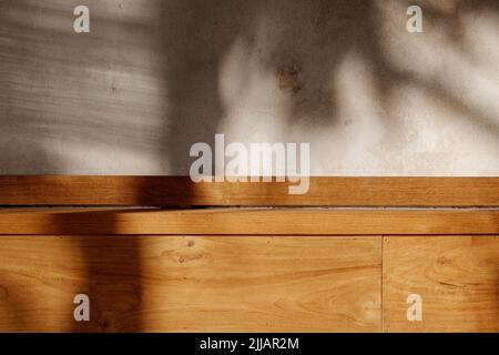 Atmosfera estiva tropicale, palme da cocco, getti d'ombra di cemento e pareti di legno. Foto Stock