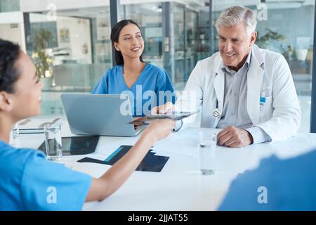 Sono contento del vostro lavoro fino ad ora. Un gruppo di personale medico che ha una riunione. Foto Stock