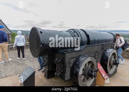 Pistola di cannone Mons Meg, in mostra al Castello di Edimburgo in Scozia, Mons Meg è stato costruito nel 1449 da Philip the Good e dato come regalo a James 11 Foto Stock