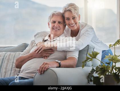 Una volta eravamo delle scuole superiori. Ritratto corto di una coppia anziana affettuosa che si rilassa nel loro soggiorno a casa. Foto Stock