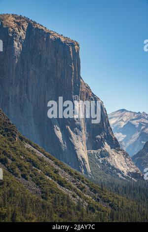 Punto di osservazione del tunnel di El Capitan in una luminosa giornata estiva di sole nella Yosemite Valley, Yosemite National Park, California, USA Foto Stock