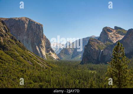 Vista del tunnel che si affaccia su Half Dome, El Capitan, e Bridalveil cadere in una luminosa giornata di sole nella Yosemite Valley, Yosemite National Park, California, USA Foto Stock