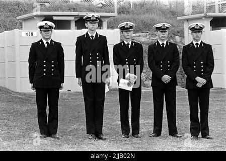 Giovani ufficiali cadetti navali della Royal Australian Navy formazione stabilimento HMAS Creswell a Jervis Bay, partecipando ad un servizio Anzac Day a Huskisson, NSW. Nel 1981 Foto Stock