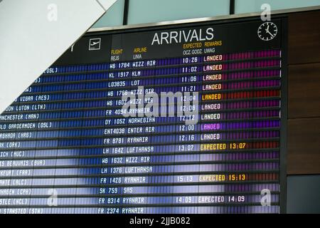 Gdansk Polonia - Maggio 2022. Scheda informativa sui voli, controllo dei voli. I turisti all'orario dei voli del terminal dell'aeroporto internazionale. Scheda Travel Concept Airport che mostra i voli in ritardo e cancellati Foto Stock