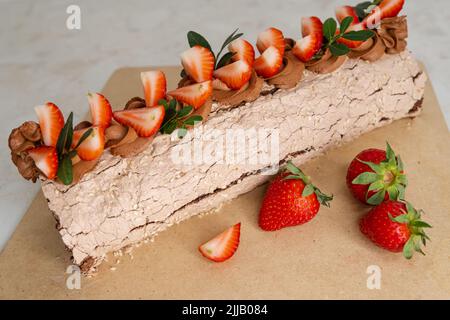 Dolce roll torta. Rotolo svizzero di cioccolato. Rotolo di torta fatto in casa Foto Stock