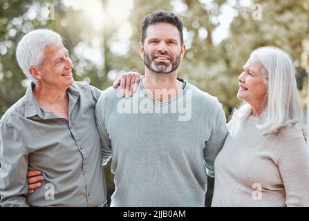Erano fieri dell'uomo che si è trasformato in. Un uomo maturo che sta fuori con i suoi genitori anziani. Foto Stock