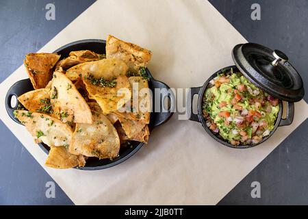 Tortilla di mais fatta in casa con un tuffo guacamole Foto Stock