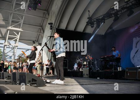 La band Sam Roberts si esibisce all'aperto sul palco al CNE Bandshell di Toronto, CANADA. Foto Stock