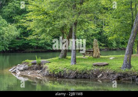 Un luogo perfetto per un picnic dove Butternut Creek incontra il fiume Nottely al Meeks Park a Blairsville, una città panoramica delle North Georgia Mountains. Foto Stock