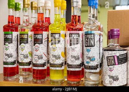 3 bottiglie di Gin di Pugs con gamma di sapori pop in vendita in un negozio di fattoria Lancashire, Inghilterra, Regno Unito Foto Stock