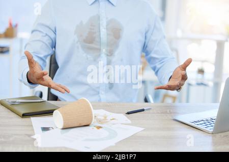 Ho appena comprato questa camicia, un uomo d'affari con il caffè versato sopra la sua camicia. Foto Stock