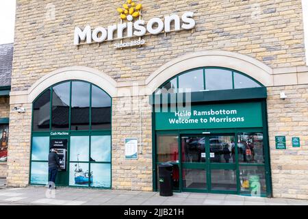 Supermercato Morrisons negozio in Ramslbottom Lancashire, per la gente di acquistare generi alimentari e articoli per la casa, negozio esterno e bancomat, Inghilterra, Regno Unito Foto Stock