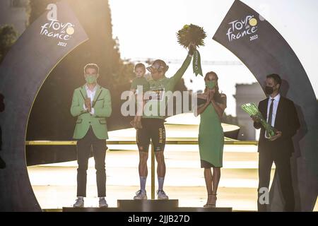 Parigi, Francia, 24/07/2022, il pilota belga del team Jumbo-Visma Wout Van Aert celebra sul podio la maglia verde dello sprinter dopo la 21st e l'ultima tappa dell'edizione 109th del Tour de France, 115,6 km tra la Defense Arena di Nanterre, fuori Parigi, E gli Champs-Elysees a Parigi, Francia, il 24 luglio 2022. Foto di Eliot Blondt/ABACAPRESS.COM Foto Stock