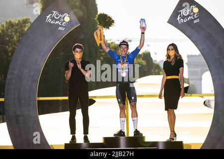 Parigi, Francia, 24/07/2022, il pilota belga del team Alpecin-Deceuninck Jasper Philipsen festeggia sul podio dopo aver vinto la 21st e l'ultima tappa dell'edizione 109th della gara ciclistica Tour de France, 115,6 km di tappa tra la Defense Arena di Nanterre, fuori Parigi, E gli Champs-Elysees a Parigi, Francia, il 24 luglio 2022. Foto di Eliot Blondt/ABACAPRESS.COM Foto Stock