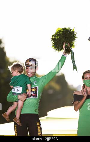 Parigi, Francia, 24/07/2022, il pilota belga del team Jumbo-Visma Wout Van Aert celebra sul podio la maglia verde dello sprinter dopo la 21st e l'ultima tappa dell'edizione 109th del Tour de France, 115,6 km tra la Defense Arena di Nanterre, fuori Parigi, E gli Champs-Elysees a Parigi, Francia, il 24 luglio 2022. Foto di Eliot Blondt/ABACAPRESS.COM Foto Stock