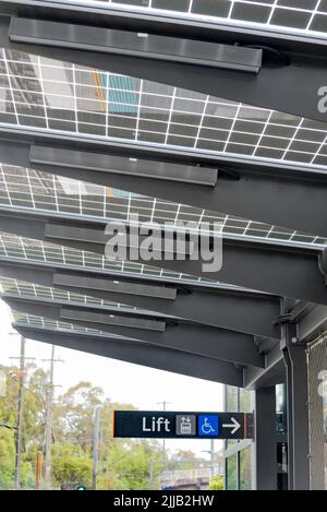 Come parte di un importante aggiornamento, un sistema di vetro solare 58kw è stato installato presso la stazione ferroviaria di Como a Sydney fornendo sia energia solare che ombra Foto Stock