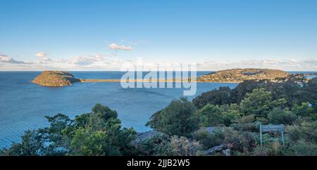 Lo storico faro di Barrenjoey Head del 1881 all'estremità settentrionale di Palm Beach e Pittwater a Sydney, Australia, nel tardo pomeriggio sole invernale. Foto Stock