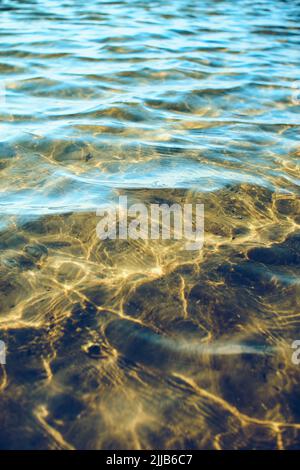 riflessi della superficie dell'acqua sulla spiaggia. Foto di alta qualità Foto Stock