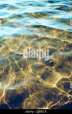 Superficie d'acqua che gioca con il sole. Foto di alta qualità Foto Stock