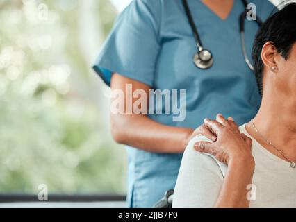 Tutti hanno bisogno di un po' di sostegno, un'infermiera che si mostra confortante per la paziente dopo aver ricevuto cattive notizie. Foto Stock