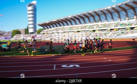 Eugene, Stati Uniti. 24th luglio 2022. I corridori si sfidano durante la finale maschile del 5000m al World Athletics Championships Oregon22 di Eugene, Oregon, Stati Uniti, 24 luglio 2022. Credit: Wang Ying/Xinhua/Alamy Live News Foto Stock