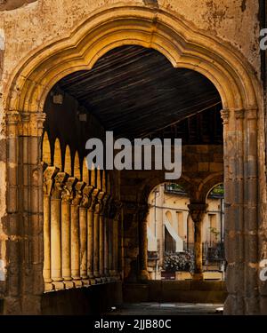 Ingresso e uscita degli archi della chiesa di San Martin de Segovia con la strada sullo sfondo Foto Stock