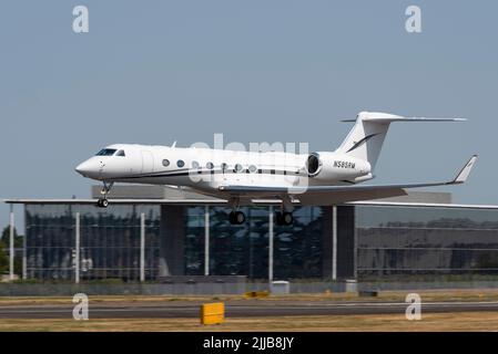 Gulfstream Aerospace G-V-SP, Gulfstream G550 aereo jet aziendale N585RM che atterra all'aeroporto di Farnborough nel luglio 2022. Finali a terra Foto Stock