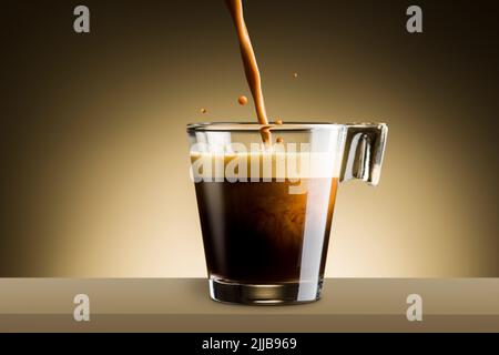 Versare il caffè nero in una tazza di vetro su sfondo marrone Foto Stock