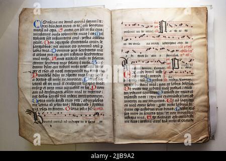 Manoscritto monastico medievale, spartiti musicali, preghiere di canto monastico. I libri che stampano in Europa dal 1450s alla fine di Foto Stock