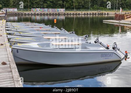 Barche elettriche in affitto nel porto di Odense, Danimarca Foto Stock