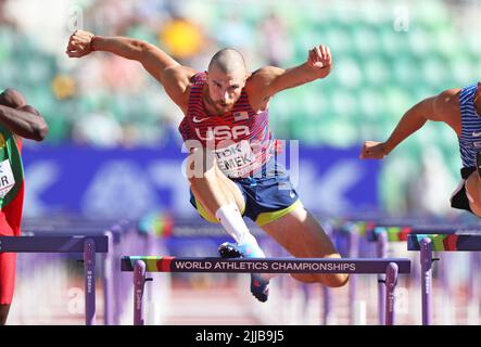 24 luglio 2022; Eugene, Oregon, USA; Zach Ziemek, alias Zachary Ziemek (USA), corre nei 110 m ostacoli del decathlon durante i Campionati mondiali di atletica leggera Oregon 22 all'Hayward Field. (Claus Andersen/immagine dello sport) Foto Stock