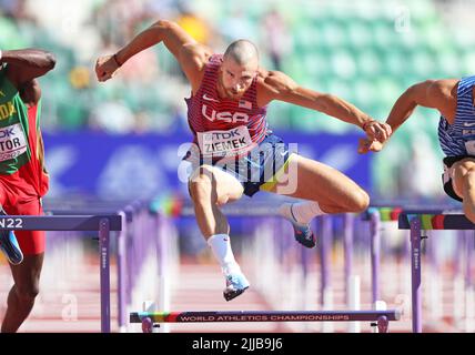 24 luglio 2022; Eugene, Oregon, USA; Zach Ziemek, alias Zachary Ziemek (USA), corre nei 110 m ostacoli del decathlon durante i Campionati mondiali di atletica leggera Oregon 22 all'Hayward Field. (Claus Andersen/immagine dello sport) Foto Stock