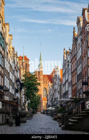 Vista della Basilica di Santa Maria da via Mariacka, Danzica, Polonia. Città vecchia a destinazione di viaggio dell'Europa orientale Foto Stock