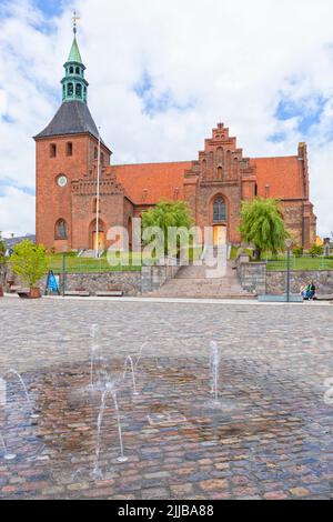 VOR Frue Kirke o Chiesa di nostra Signora sulla piazza della città di Torvet a Svendborg, isola del Mar Baltico di Funen, Danimarca Foto Stock