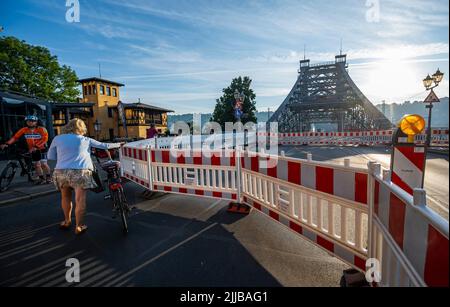 Dresda, Germania. 25th luglio 2022. Da lunedì mattina, il Ponte di Loschwitz, conosciuto come la meraviglia Blu, è stato chiuso al traffico. Fino al 19 agosto 2022, la chiusura sarà completa per lavori di ristrutturazione. I pedoni possono attraversare il ponte da un lato. Credit: Matthias Rietschel/dpa/Alamy Live News Foto Stock