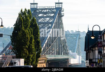 Dresda, Germania. 25th luglio 2022. Da lunedì mattina, il Ponte di Loschwitz, conosciuto come la meraviglia Blu, è stato chiuso al traffico. Fino al 19 agosto 2022, la chiusura sarà completa per lavori di ristrutturazione. I pedoni possono attraversare il ponte da un lato. Credit: Matthias Rietschel/dpa/Alamy Live News Foto Stock