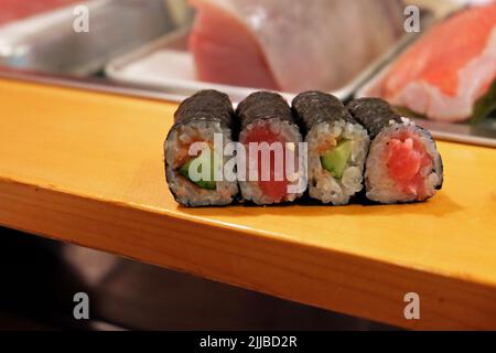 Primo piano Makizushi, sushi panini giapponesi ripieni di cetriolo, tonno e salmone Foto Stock