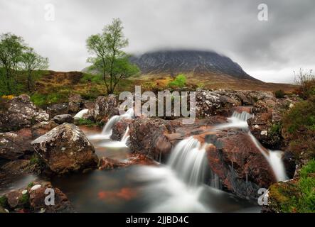 Cascate a Buachaille Etive Mor a Glencoe nelle Highlands scozzesi Foto Stock