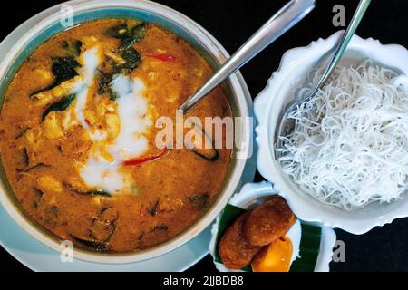 Una vista dall'alto di una zuppa di Tom Yum piccante con spaghetti sul lato Foto Stock